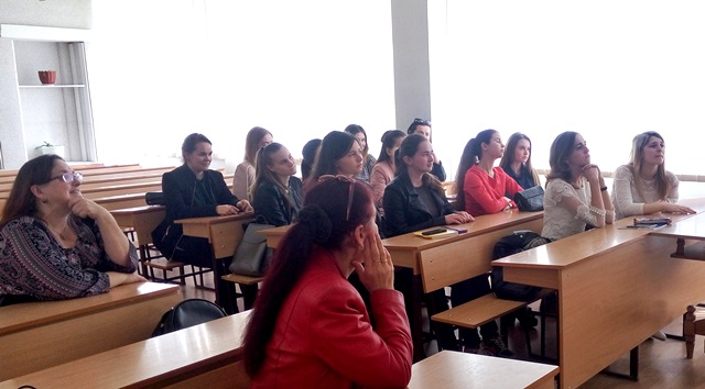 Студенти з захопленням слують розповідь Олександра